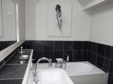 S1_164o_longley-holday-cottage-spacious-ensuite-bathroom