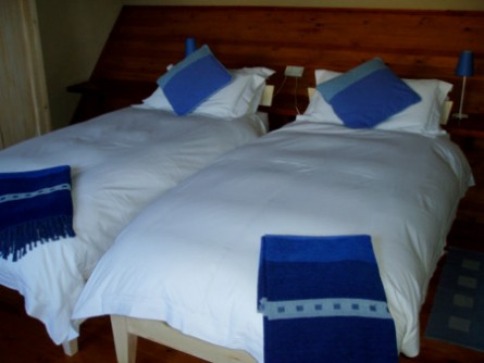 S1_168o_longley-holday-cottage-spacious-twin-bedroom